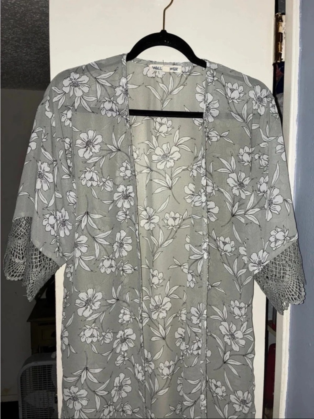 Wallflower Gray Floral Lace-Trim Kimono